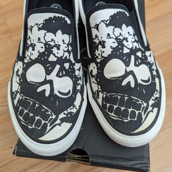 Converse Van Style Skull Graphic Shoe Size 7.5 Women's/ 6 Men's - Picture 11 of 13